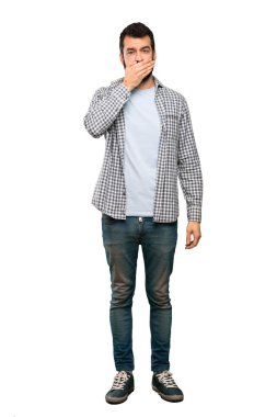 Ağzıyla kapsayan sakallı yakışıklı adam izole beyaz arka plan üzerinde eller