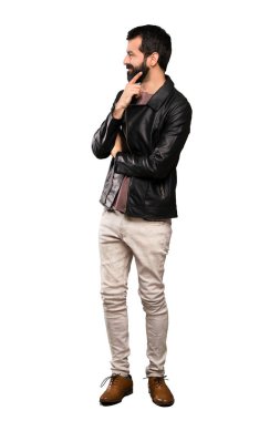 Sakal ile yakışıklı adam izole beyaz arka plan üzerinde yan bakıyor