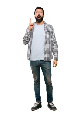 Sakal izole beyaz arka plan üzerinde işaret yukarıya ve sürpriz ile yakışıklı adam