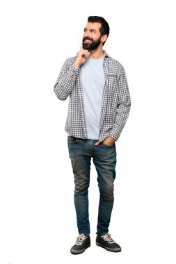 İzole beyaz arka plan üzerinde ararken bir fikir düşünce sakallı yakışıklı adam