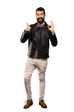 Sakal gösteren yakışıklı adam ok işareti ve başparmak kadar izole beyaz arka plan üzerinde jest