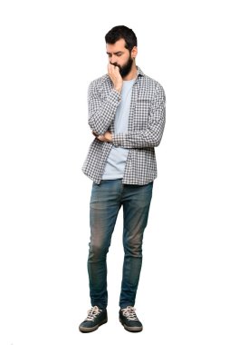 İzole beyaz arka plan üzerinde şüpheleri sakallı yakışıklı adam