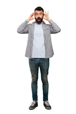 Sürpriz ifade izole beyaz arka plan üzerinde ile sakallı yakışıklı adam