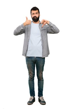 İyi-kötü işaret yapma sakallı yakışıklı adam. Kararsız Evet arasında veya izole beyaz arka plan üzerinde değilken