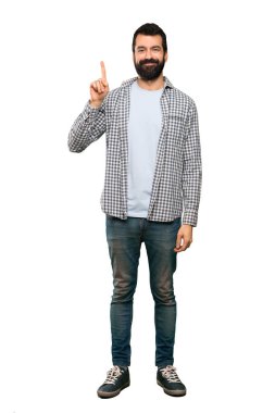 Sakallı yakışıklı adam gösteriyor ve izole beyaz arka plan üzerinde en iyi işareti bir parmak kaldırma