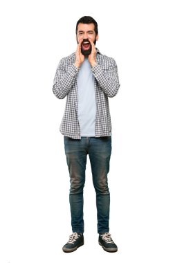 Sakal çığlık ve izole beyaz arka plan üzerinde bir şey duyurulması ile yakışıklı adam
