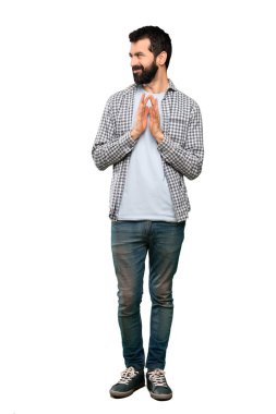 Sakal ile yakışıklı adam izole beyaz arka plan üzerinde bir şey ententleme