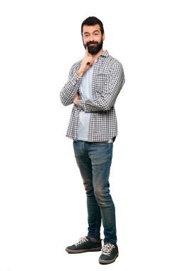 Seyir ön izole beyaz arka plan üzerinde sakallı yakışıklı adam