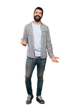 İzole beyaz arka plan üzerinde gülümseyen sakallı yakışıklı adam