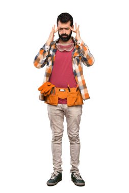 Izole beyaz arka plan üzerinde baş ağrısı ile Esnaf adam