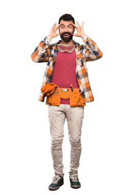 Izole beyaz arka plan üzerinde sürpriz ifade ile Esnaf adam