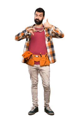 Zanaatkarlar iyi-kötü işareti yapıyor. İzole beyaz arka plan üzerinde evet veya değil arasında kararsız