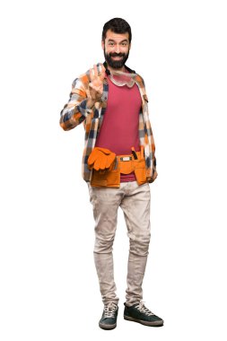 Esnaf adam mutlu ve izole beyaz arka plan üzerinde parmakları ile üç sayma