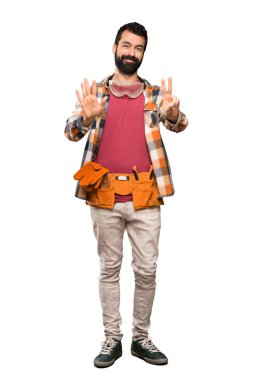 Esnaf adam izole beyaz arka plan üzerinde parmakları ile yedi sayma