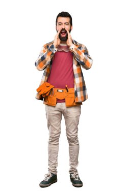 Esnaf adam bağırıyor ve izole beyaz arka plan üzerinde bir şey ilan