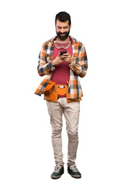 Esnaf adam izole beyaz arka plan üzerinde mobil ileti gönderme