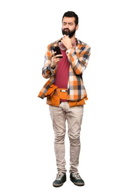 Esnaf adam düşünme ve izole beyaz arka plan üzerinde bir mesaj gönderme