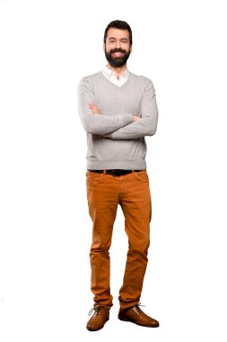 Yakışıklı adam izole beyaz arka plan üzerinde ön pozisyonda çapraz kollarını tutmak