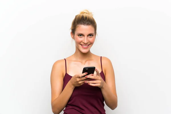 Junge blonde Frau benutzt Handy — Stockfoto