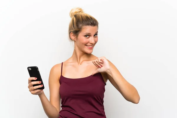 Jeune Femme Blonde Utilisant Téléphone Mobile Fière Auto Satisfaite — Photo