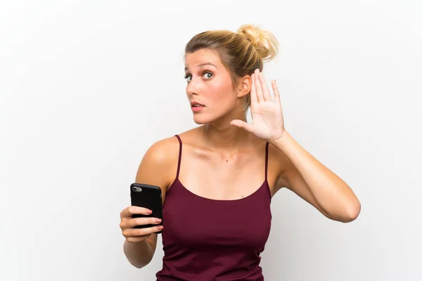 Молодая Блондинка Мобильного Телефона Слушает — стоковое фото