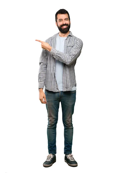 Homem Bonito Com Barba Apontando Para Lado Para Apresentar Produto — Fotografia de Stock