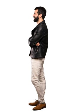 Lateral pozisyonda izole beyaz arka plan üzerinde sakallı yakışıklı adam