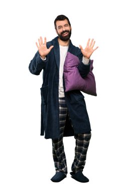 Izole beyaz arka plan üzerinde parmakları ile on sayma pijama sakallı adam