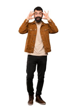 Sürpriz ifade izole beyaz arka plan üzerinde ile sakallı yakışıklı adam