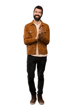 Sakal bir konferansta sunum sonrası izole beyaz arka plan üzerinde alkış ile yakışıklı adam