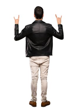 İzole beyaz arka plan üzerinde sakallı yakışıklı adam