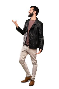 Sakallı izole beyaz arka plan üzerinde mutlu yakışıklı adam