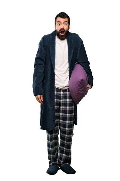 Man Met Baard Pyjama Met Verrassing Gezichtsuitdrukking Geïsoleerde Witte Achtergrond — Stockfoto