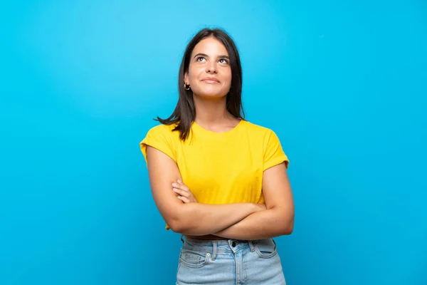 Menina Sobre Isolado Fundo Azul Olhando Para Cima Enquanto Sorrindo — Fotografia de Stock