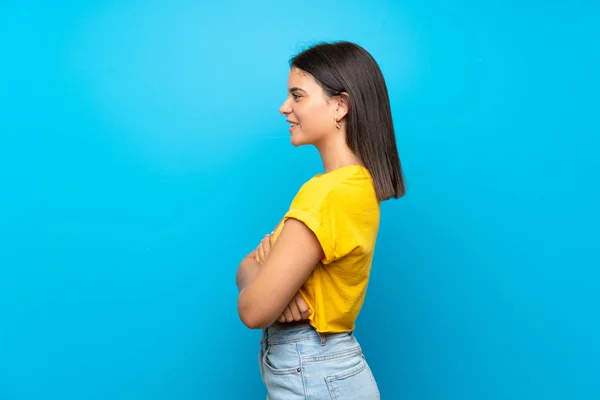 Menina Sobre Fundo Azul Isolado Posição Lateral — Fotografia de Stock