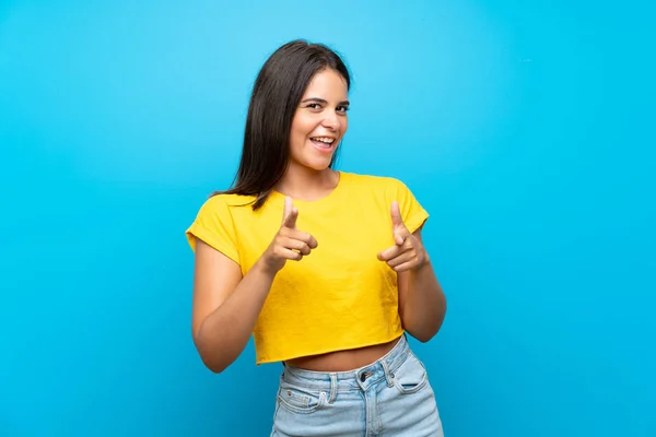 Jovencita Sobre Fondo Azul Aislado Apuntando Hacia Frente Sonriendo — Foto de Stock