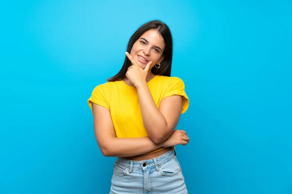 Chica Joven Sobre Fondo Azul Aislado Sonriendo — Foto de Stock