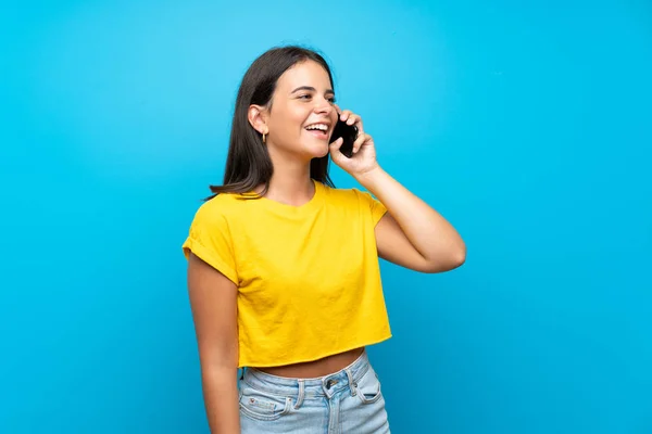 Chica Joven Sobre Fondo Azul Aislado Mantener Una Conversación Con — Foto de Stock