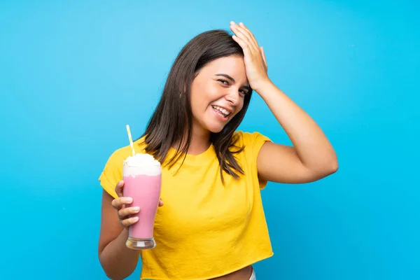 Chica Joven Con Batido Fresa Sobre Fondo Aislado Dado Cuenta —  Fotos de Stock