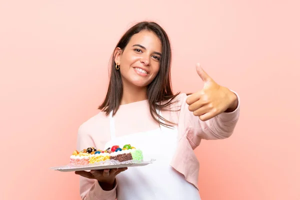 Junges Mädchen Mit Vielen Verschiedenen Mini Kuchen Über Isoliertem Hintergrund — Stockfoto