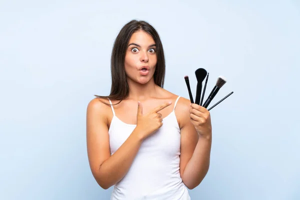 Chica Joven Sosteniendo Una Gran Cantidad Cepillo Maquillaje Sorprendido Apuntando — Foto de Stock