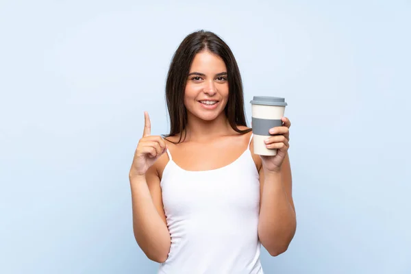 Młoda Kobieta Trzyma Kawę Zabrać Białym Tle Niebieskie Wskazując Świetny — Zdjęcie stockowe