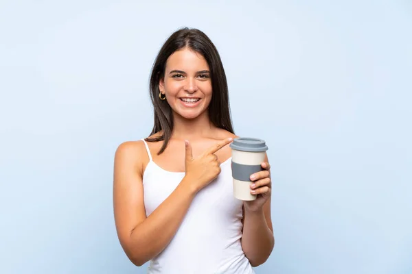 Ung Kvinna Som Håller Take Away Kaffe Över Isolerad Blå — Stockfoto