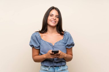 Cep telefonu kullanarak izole arka plan üzerinde genç kız