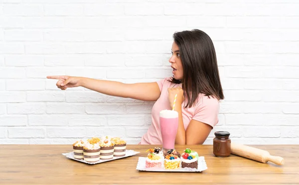 Junges Mädchen Mit Vielen Verschiedenen Mini Kuchen Die Mit Dem — Stockfoto