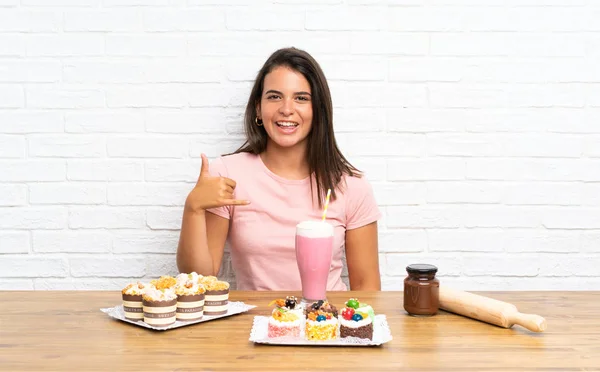 Junges Mädchen Mit Vielen Verschiedenen Mini Kuchen Machen Handygeste — Stockfoto