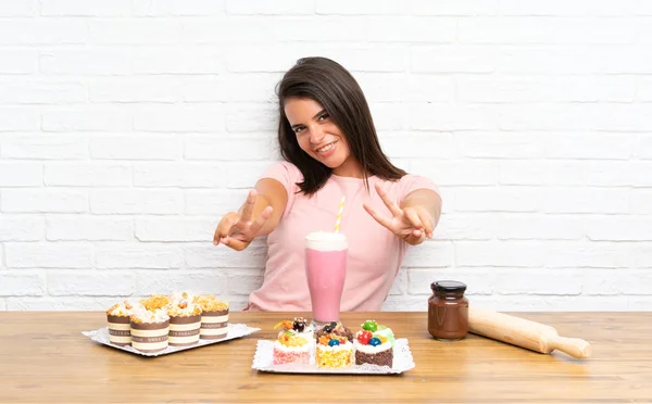 Junges Mädchen Mit Vielen Verschiedenen Mini Torten Lächelnd Und Mit — Stockfoto