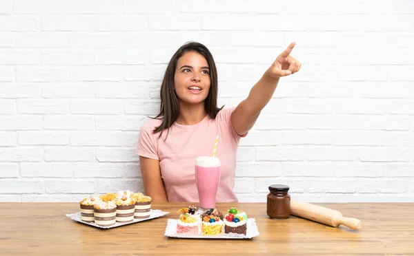 Junges Mädchen Mit Vielen Verschiedenen Mini Kuchen — Stockfoto