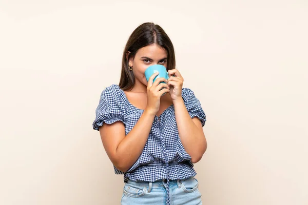 Giovane Ragazza Sfondo Isolato Possesso Tazza Calda Caffè — Foto Stock