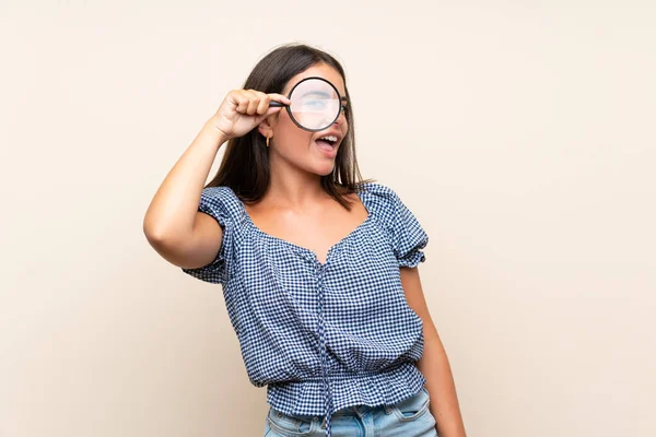 Chica Joven Sobre Fondo Aislado Sosteniendo Una Lupa — Foto de Stock